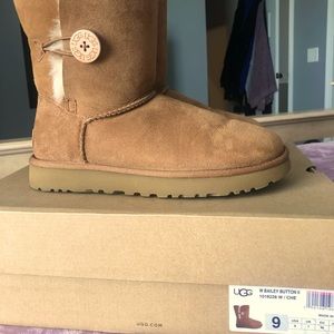 Women’s size 9 Ugg Bailey Button II - New with Box